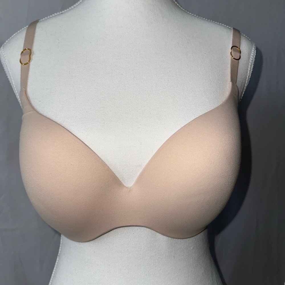 Victoria Secret Incredible by Victoria Seamless Nude Bra Size 32E (DD) New